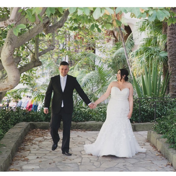 Hi,I’m Whit. Follow on Instagram @alldolledcloset - Picture 5 of 6